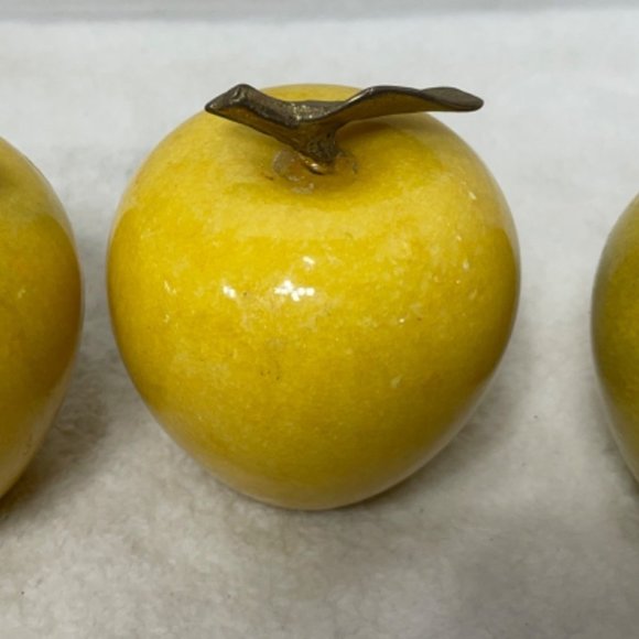 COPY - Alabaster Apples Set of 3 Golden Delicious Fruit Display Paperweight Vin… - Picture 6 of 6